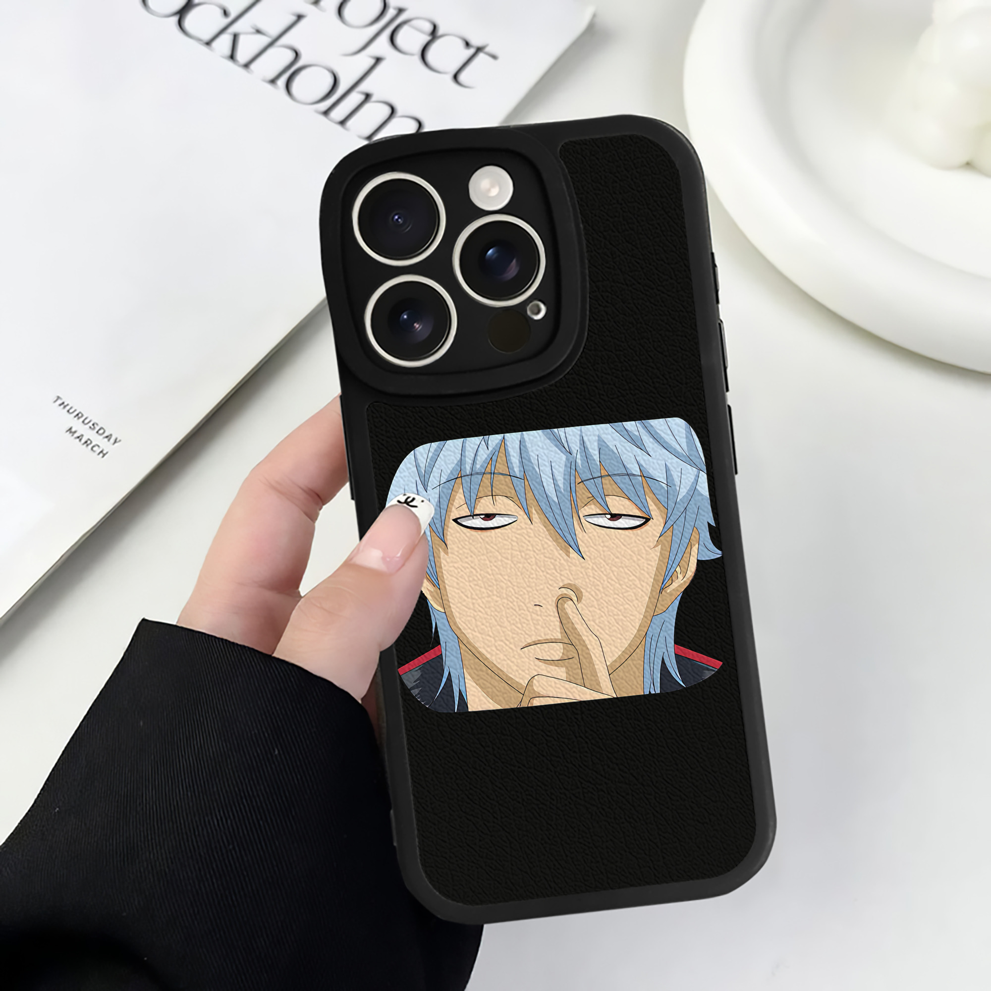 （画像用） ぎんたま 坂田銀時（さかたぎんとき） 神楽 志村新八（しむら しんぱち） GINTAMA Sakata Gintoki Kagura Shimura Shinpachi 【iPhone 16シリーズ対応】シリコンスマホケース（レザー調） 材質：シリコン